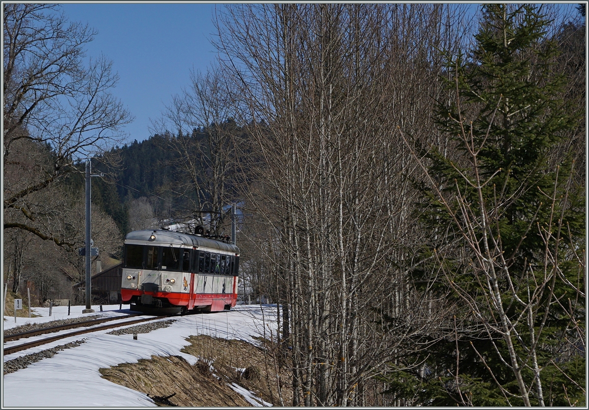 Der tansN BDe 4/4 N° 3 erreicht in Kürze, von Le Locle kommend, Les Frêtes. 18. März 2016