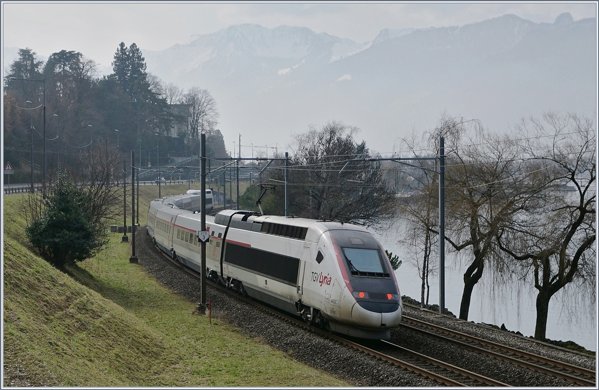 Der TGV Lyria 4417 als  TGV de Neige  auf der Fahrt von Paris nach Brig kurz Villeneuve. 

11. Feb. 2017