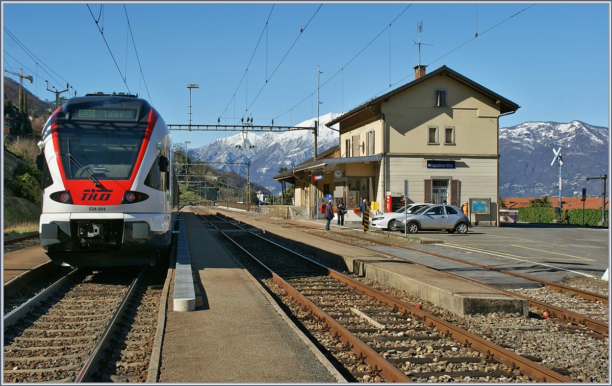 Der TILO Flirt RABe 524 004 als S 30 nach Luino beim Halt in Magadino Vira.
21. März 2013