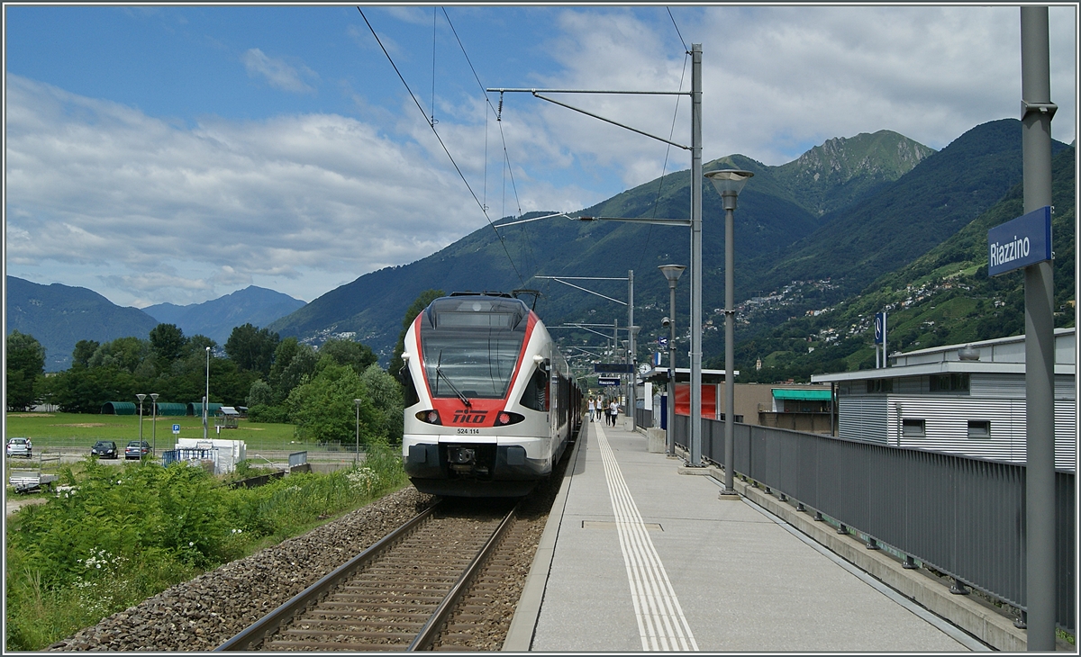 Der TILO FLIRT RABe 524 114 erreicht die Haltstelle Riazzino. Der ehemalige Bahnhof weiter östlich dient heute als (Dienst)-Kreuzungsstation ohne Zugang für Reisende.
21. Juni 2015  