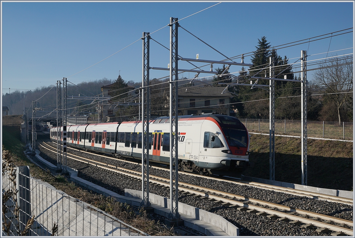 Der TILO RABe 524 101  Arbedo Castione  verlässt den Halt Cantello Gaggiolo und wird nach dem Grenzübertritt in Kürze in Stabio eintreffen.
5. Jan. 2019