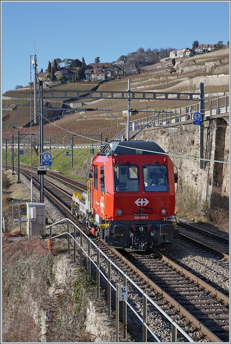 Der Tm 234.422-4  Dart  (Windhoff) ist zwischen St-Saphorin und Rivaz auf dem Weg in Richtung Lausanne. Leider ist der Blickwinkel bei diesem Fahrzeug nicht gerade vorteilhaft.

10. Januar 2022