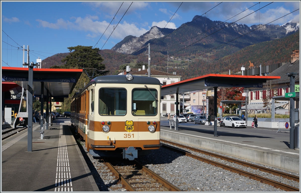 Der TPC A-L BDeh 4/4 302 und sein Bt 351 warten in Aigle auf die Abfahrt nach Leysin. 

5. Nov. 2021