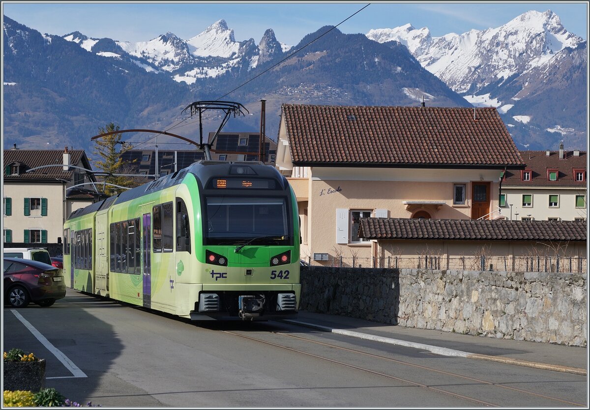 Der TPC AOMC / ASD Beh 2/6 542  La Forteresse  ist als R71 auf dem Weg von Les Diablerets nach Aigle und erreicht in Kürze die Haltestelle Aigle Place du Marché. 

9. Februar 2026