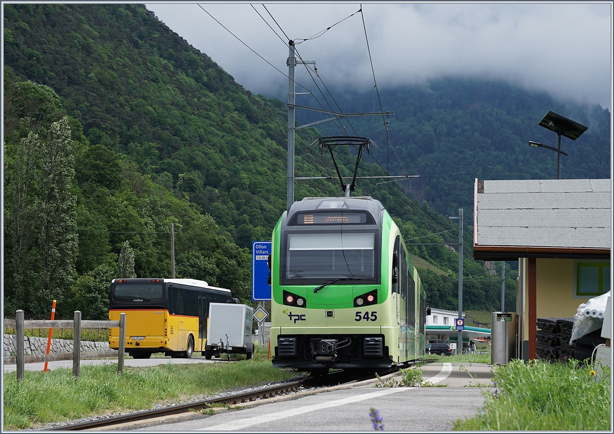 Der TPC (ASD AOMC) Beh 2/6 545 ist als Regionalzug von Aigle nach Champéry unterwegs und macht einen Halt auf Verlangen bei der kleinen Haltestelle St-Triphon-Village. 

14. Mai 2020