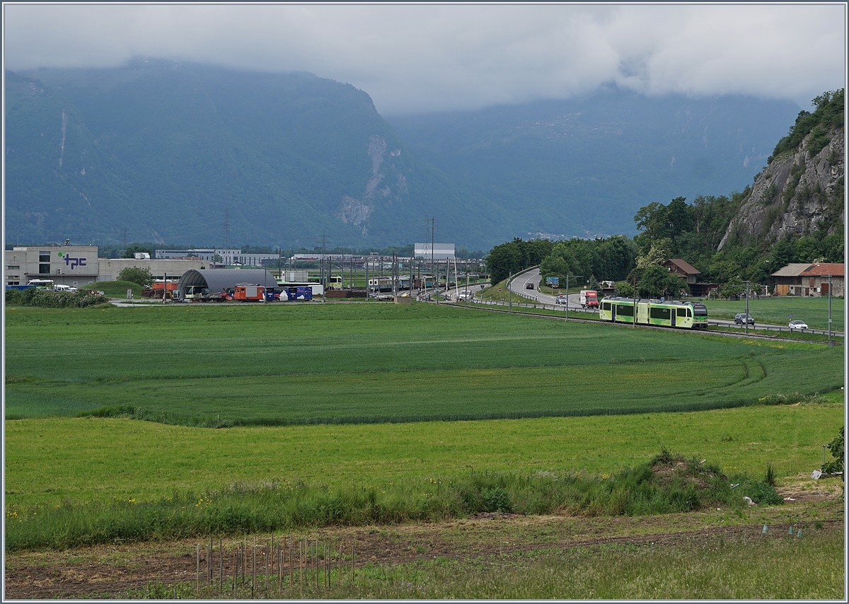 Der TPC (ASD AOMC) Beh 2/6 545 ist als Regionalzug von Aigle nach Champéry unterwegs und erreicht in Kürze die kleine Haltestelle St-Triphon-Village. 
Links im Bild sind die umfangreichen Dépôt Anlage der TPC zu sehen. 
  
14. Mai 2020