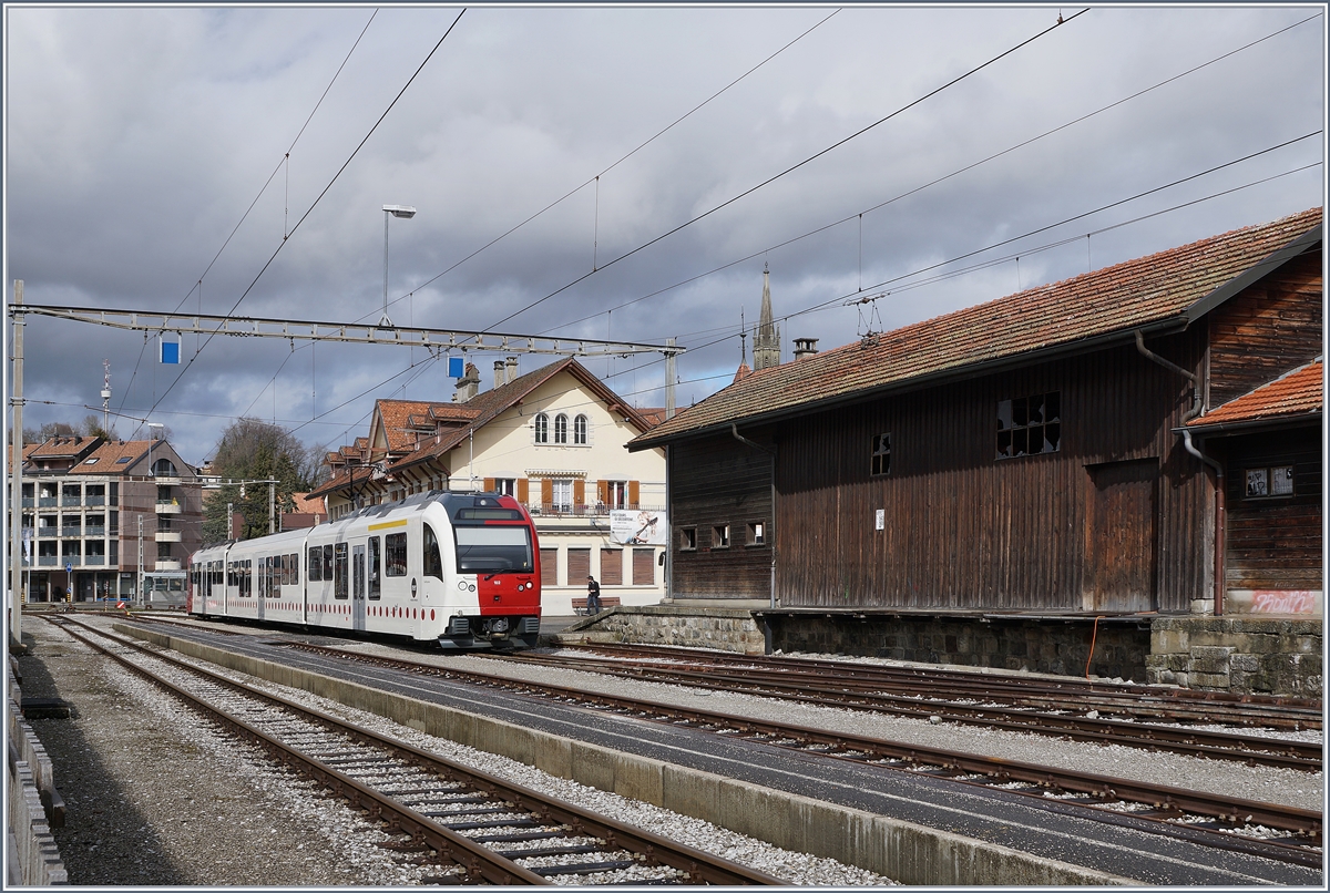 Der TPF ABe 2/4 / BBe 2/4  Sud Express  wartet in Châtel St-Denis auf den (SEV) Bus von Palézieux.

10. März 2019