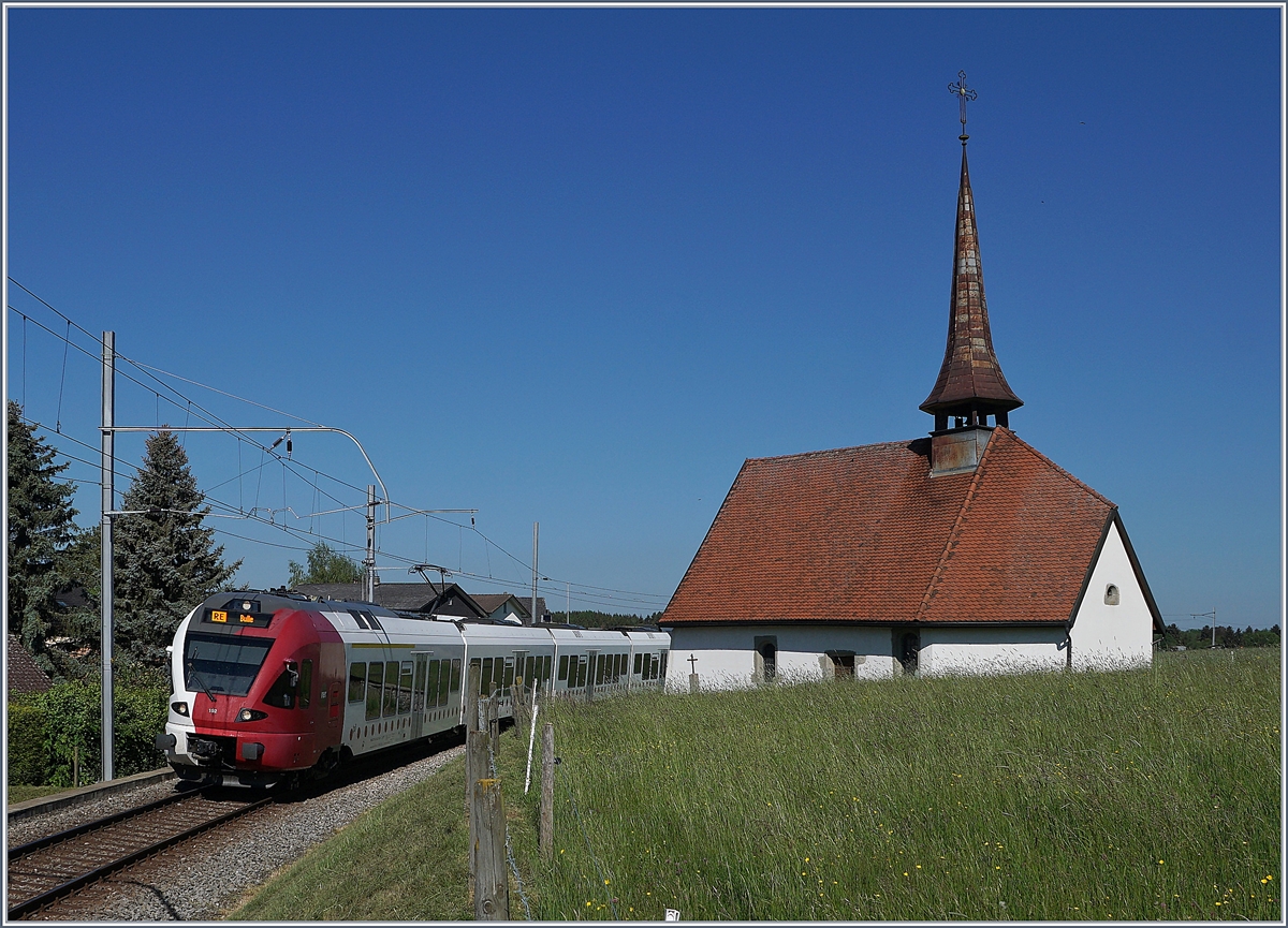 Der TPF FLIRT RABe 527 192 auf dem Weg nach Bulle bei der Kapelle von Vaulruz. 

19. Mai 2020