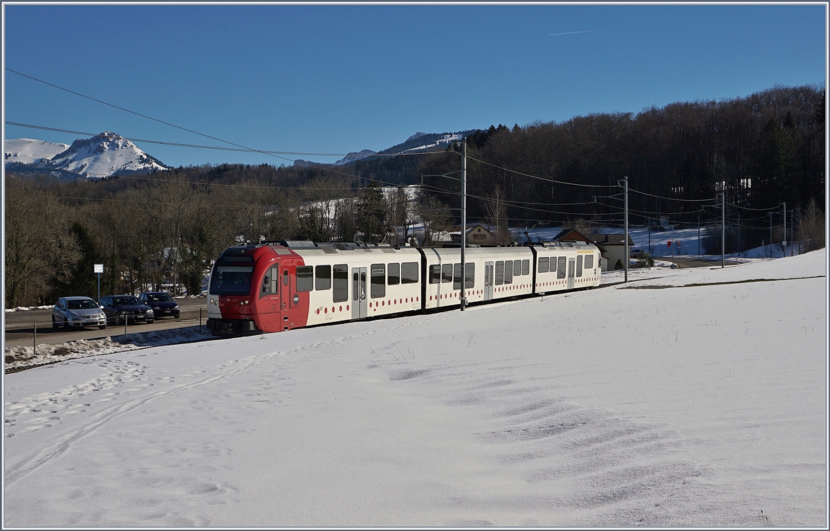 Der TPF SURF Be 2/4 103, B, ABe 2/4 103 zwischen Remaufens und Bossonnes auf der Fahrt nach Palézieux. 

16. Feb. 2019