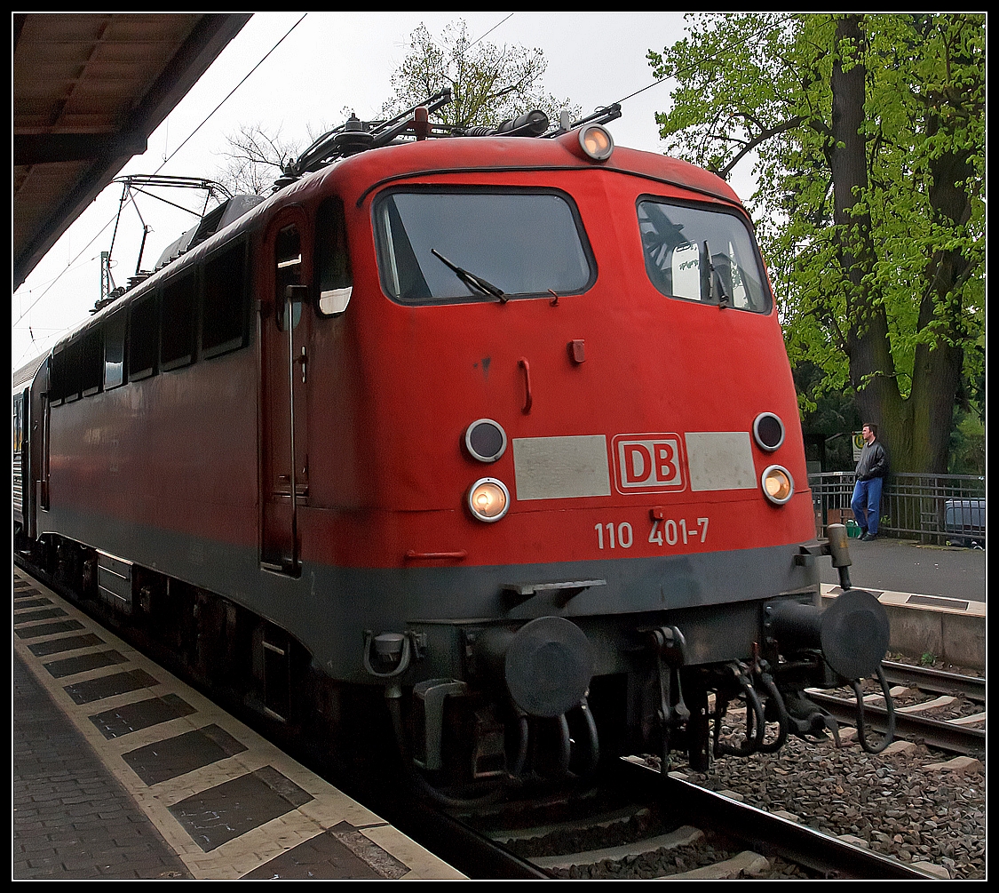 Der Trauerrand ist hier gewollt, zum Glck noch knapp erwischt, denn  nun schon historisch...

Die DB Bgelfalte 110 401-7, ex DB E10 401 mit einem Sonderzug am 28.04.2013 bei der Durchfahrt, Richtung Norden, durch den Bahnhof Linz am Rhein. 

Die E10 wurde 1966 von Krauss-Maffei unter der Fabriknummer 19176 gebaut, die elektrische Ausrstung ist von den Siemens-Schuckert-Werke (SSW). 
Nach 47 Jahren im Einsatz wurde die Lok am 07.05.2013 z-gestellt und 22.05.2013 erfolgte die berfhrung zum Verwertungsbetrieb (Schrottplatz), wo sie dann zerlegt wurde.