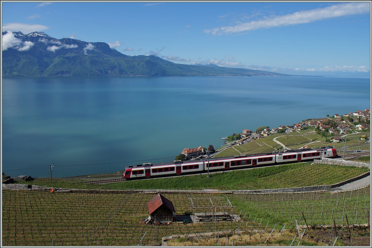 Der Travys Domino RBDe 560 384-0 im Einsatz auf der  Train des Vignes  Linie Vevey - Puidoux-Chexbres bei Chexbres als S31 12064.
6. Mai 2015