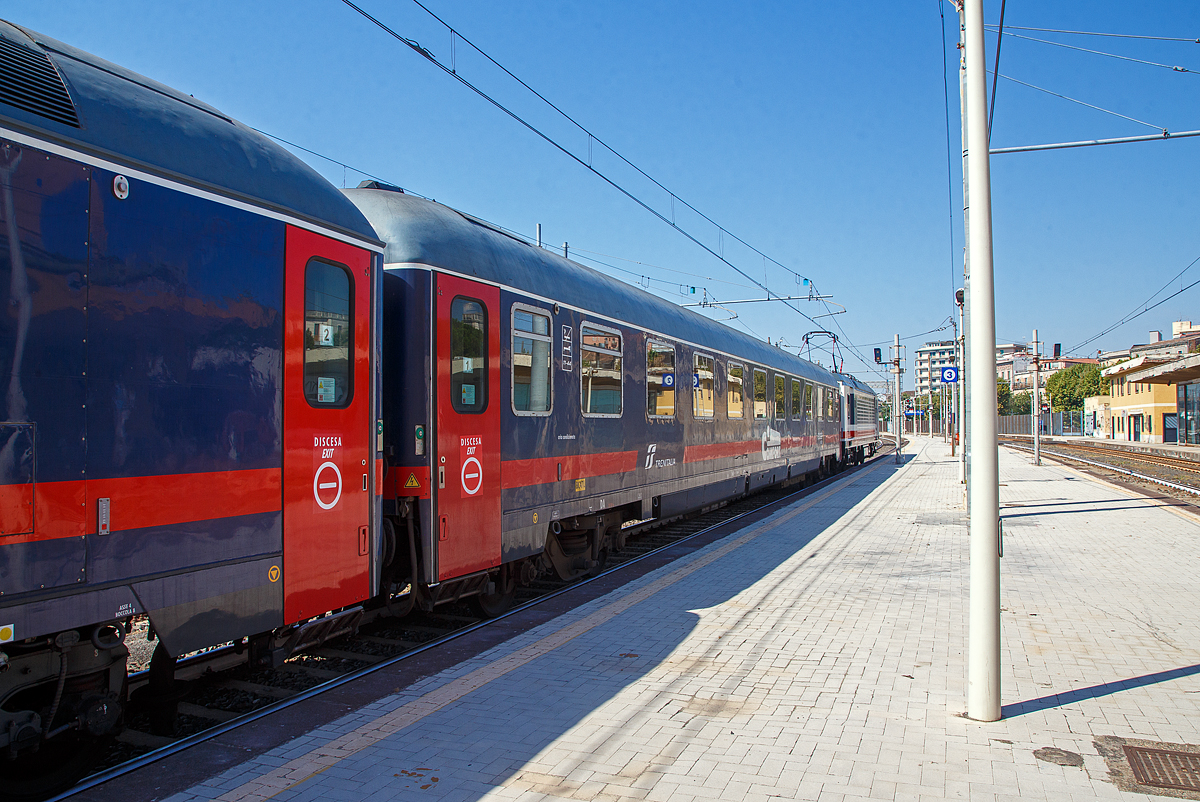 Der Trenitalia intercity notte Comfort Schlafwagen der Gattung Bc, eingereiht als Wagen 1 in den ICN 1959 von Roma Termini nach Syrakus (Siracusa), am 18.07.2022 im Bahnhof Catania Centrale. Diese Wagen haben bis zu 32 Schlafwagenpltze (am Tag Sitzpltze und in der Nacht Betten). 

TECHNISCHE DATEN: 
Spurweite: 1.435 mm
Lnge ber Puffer:  26.400 mm
Drehzapfenabstand: 19.000 mm
Sitzpltze: 32 (2. Klasse), bzw. bei Nacht Betten
Eigengewicht: 44 t
Hchstgeschwindigkeit:  160 km/h
Bremsbauart:  Freno WU-R 65t