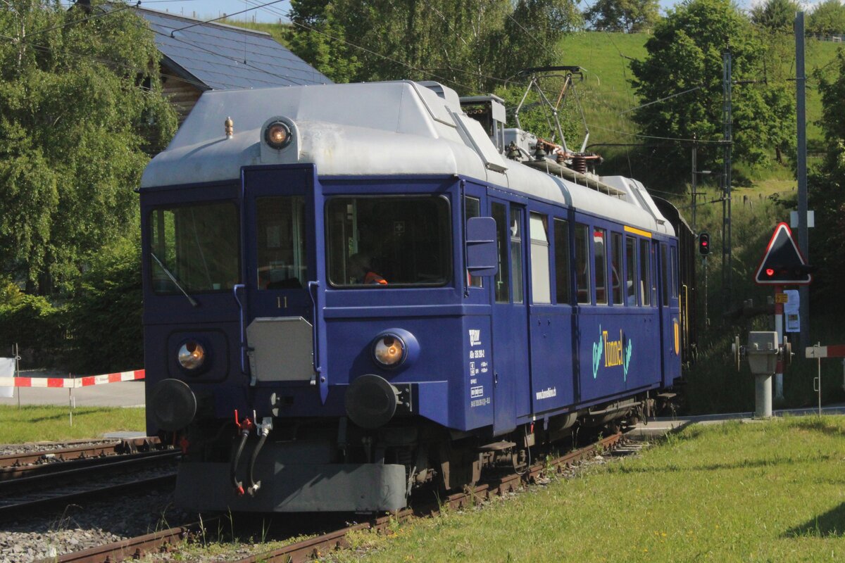 Der Tunnelkino 526 290 (ex-RM) kehrt zurück in Sümiswald-Grünen und wird am 18 Mai 2025 vom offenbarer Pfad fotografiert.