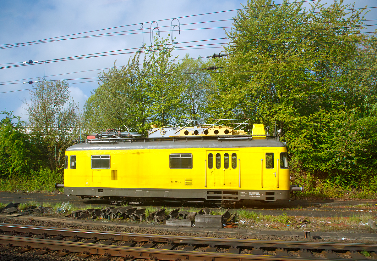 
Der Turmtriebwagen DB 701 073-9, ex DB Essen 6218, am 06.05.2017abgesellt beim Bahnhof Kassel-Wilhelmshöhe (aufgenommen aus einem Zug heraus).

Der Turmtriebwagen wurde 1963 von der Waggon- und Maschinenbau GmbH Donauwörth (WMD)  unter der Fabriknummer 1490 gebaut.