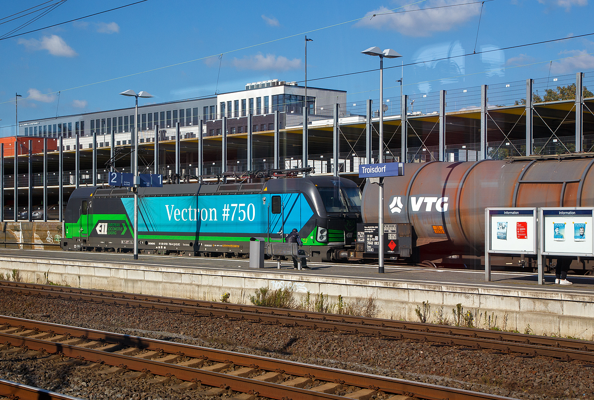 Der Vectron #750, die an die RTB CARGO GmbH vermietete Siemens Vectron MS der ELL - European Locomotive Leasing (Wien) 193 756 (91 80 6193 756-4 D-ELOC) fährt am 08.10.2021 mit einem Ethanol-Kesselwagenzug, über die Siegstrecke kommen durch den Bahnhof Troisdorf in Richtung Köln. Aufnahme aus einem Zug heraus.

Die Siemens Vectron MS wurde 2019 von Siemens Mobilitiy in München-Allach unter der Fabriknummer 22683 gebaut und an die ELL, den Vectron Kunden, geliefert. Es war der 750. Vectron der von Siemens gebaut wurde.