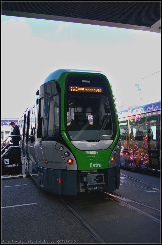 Der von Vossloh Kiepe und HeiterBlick f�r die �stra in Hannover gebaute TW 3000 (LRV) auf der InnoTrans 2014 in Berlin. Bei der Stadtbahn handelt es sich um ein Zweirichtungsfahrzeug vom Typ GTZ6-H.
<br><br>
Technische Daten: L�nge 25 m, Breite 2.65 m, H�he 3.75 m, Motorleistung 4x 125 kW, H�chstgeschwindigkeit 80 km/h, 2 Triebdrehgestelle, 1 Laufdrehgestell, 4 Doppelt�ren pro Seite, Klimaanlage, Mehrzweckabteile, Sitzpl�tze 54, Stehpl�tze 113, max. Zugl�nge 4 TW