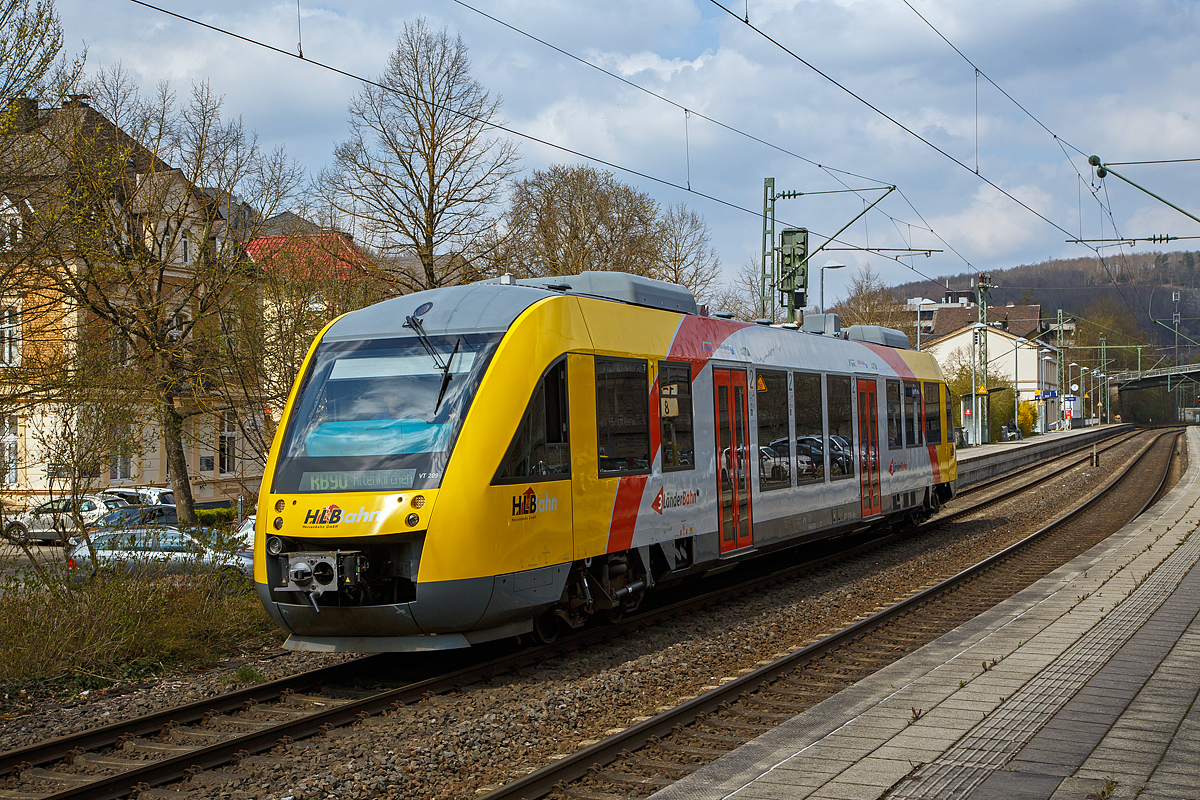 Der VT 209 ABp (95 80 0640 109-4 D-HEB) ein Alstom Coradia LINT 27 der HLB (Hessische Landesbahn) verlässt am 20.04.2021, als RB 90  Westerwald-Sieg-Bahn  (Siegen - Au/Sieg - Altenkirchen - Westerburg), den Bahnhof Kirchen an der Sieg.