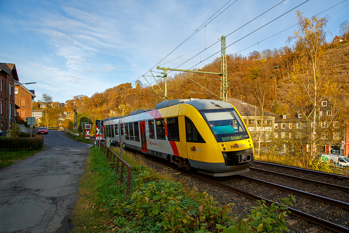 Der VT 252 (95 80 0648 152-6 D-HEB / 95 80 0648 652-5 D-HEB) ein Alstom Coradia LINT 41 der HLB (Hessische Landesbahn), ex Vectus VT 252, verlässt am 06.11.2021 Kirchen/Sieg, in Richtung Betzdorf/Sieg, hier beim Bü 121,129. Er fährt als RB 93  Rothaarbahn  die Verbindung Bad Berleburg - Kreuztal - Siegen – Betzdorf.

Der Alstom Coradia LINT 41 wurde 2004 von Alstom (vormals Linke-Hofmann-Busch GmbH (LHB)) in Salzgitter unter der Fabriknummer 1188-002 gebaut und an die vetus geliefert.