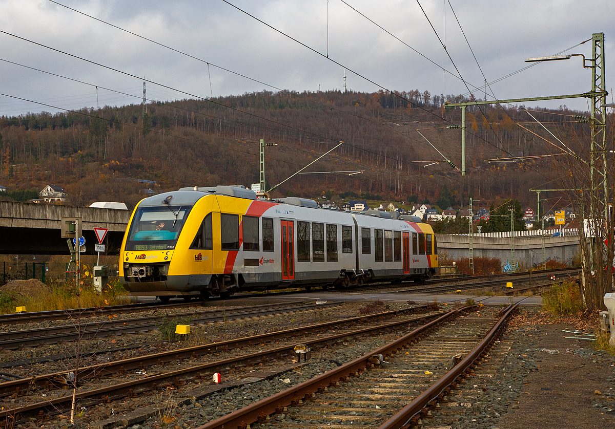 Der VT 263 (95 80 0648 163-3 D-HEB / 95 80 0648 663-2 D-HEB) ein Alstom Coradia LINT 41 der HLB (Hessische Landesbahn), fährt am 18.11.2021, als RB 93  Rothaarbahn  (Bad Berleburg - Kreuztal - Siegen - Betzdorf), durch Niederschelden und erreicht gleich den Bf Niederschelden.

Nochmals einen lieben Gruß an den sehr nett winkend grüßenden Triebfahrzeugführer zurück. 