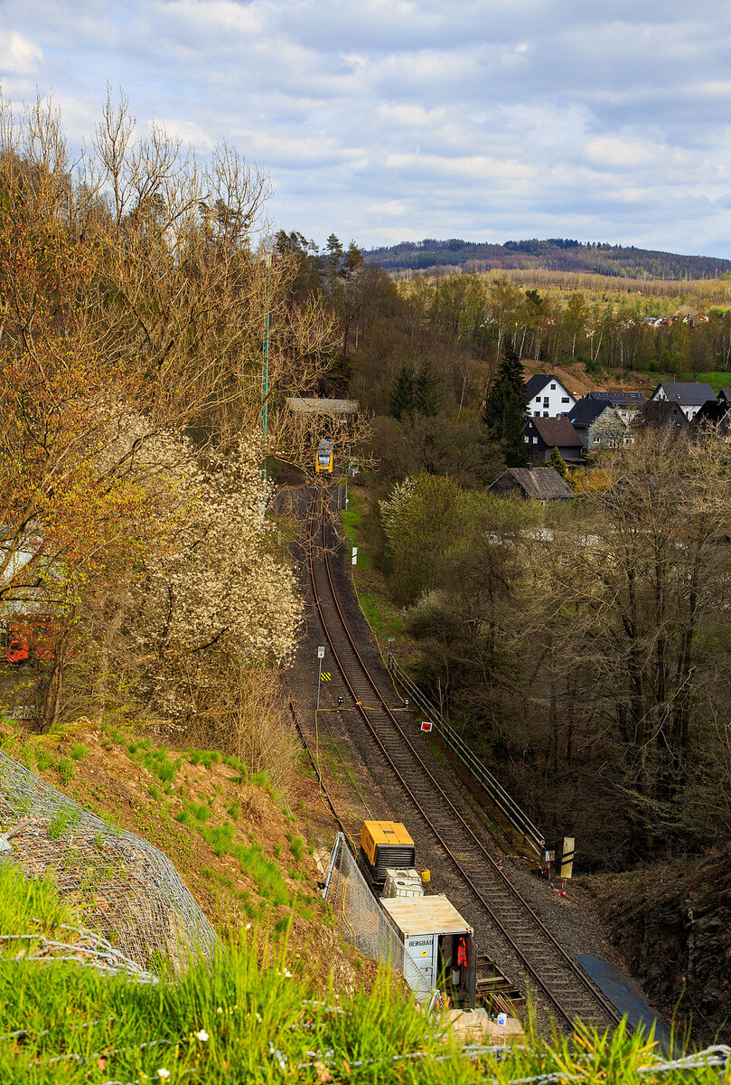 Der VT 501 (95 80 1648 101-1 D-HEB / 95 80 1648 601-0 D-HEB) der HLB (Hessische Landesbahn GmbH), ein Alstom Coradia LINT 41 der neuen Generation, hat am 27.04.2023, als RB 96  Hellertalbahn  Neunkirchen/Siegerland – Betzdorf den Hp Königstollen (Herdorf) erreicht und wartet nun für die Abfahrt nach Dillenbug gemäß Fahrplan. Zwischen hier und Betzdorf (Sieg) gibt es dann nur SEV.