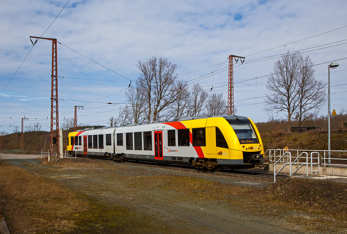 Der VT 502 (95 80 1648 102-9 D-HEB / 95 80 1648 602-8 D-HEB) ein Alstom Coradia LINT 41 der neuen Generation / neue Kopfform der HLB (Hessische Landesbahn GmbH) erreicht am 20.03.2021, als RB 95  Sieg-Dill-Bahn  Siegen - Dillenburg, nun den Hp Wilnsdorf-Rudersdorf bzw. Rudersdorf (Kr. Siegen). 