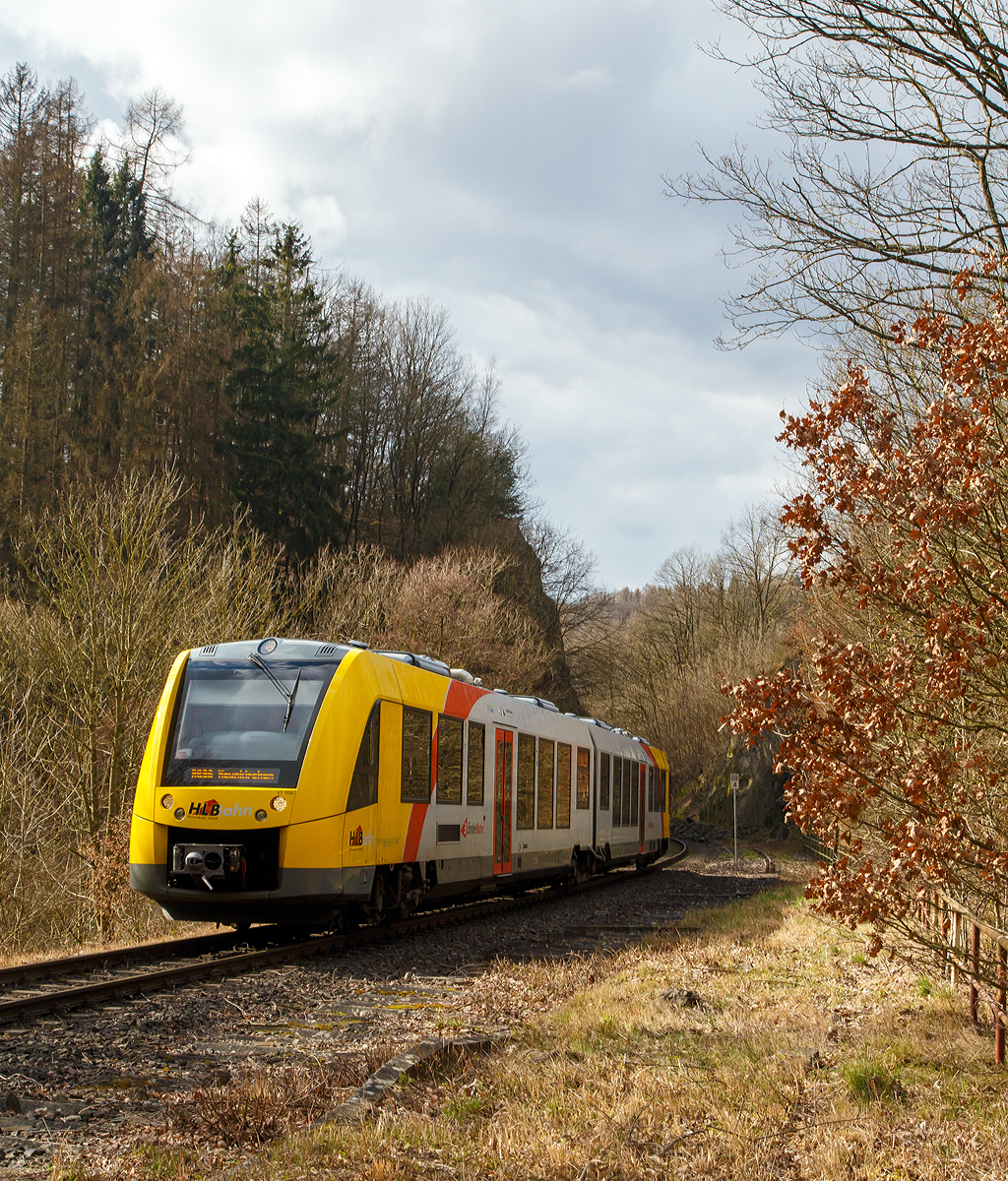 
Der VT 504 (95 80 1648 104-5 D-HEB / 95 80 1648 604-4 D-HEB) ein Alstom Coradia LINT 41 der neuen Generation / neue Kopfform der HLB (Hessische Landesbahn GmbH), erreicht am 07.03.2020, als RB 96  Hellertalbahn  (Betzdorf/Sieg - Herdorf - Neunkirchen), nun bald den Hp Herdorf-Königsstollen.