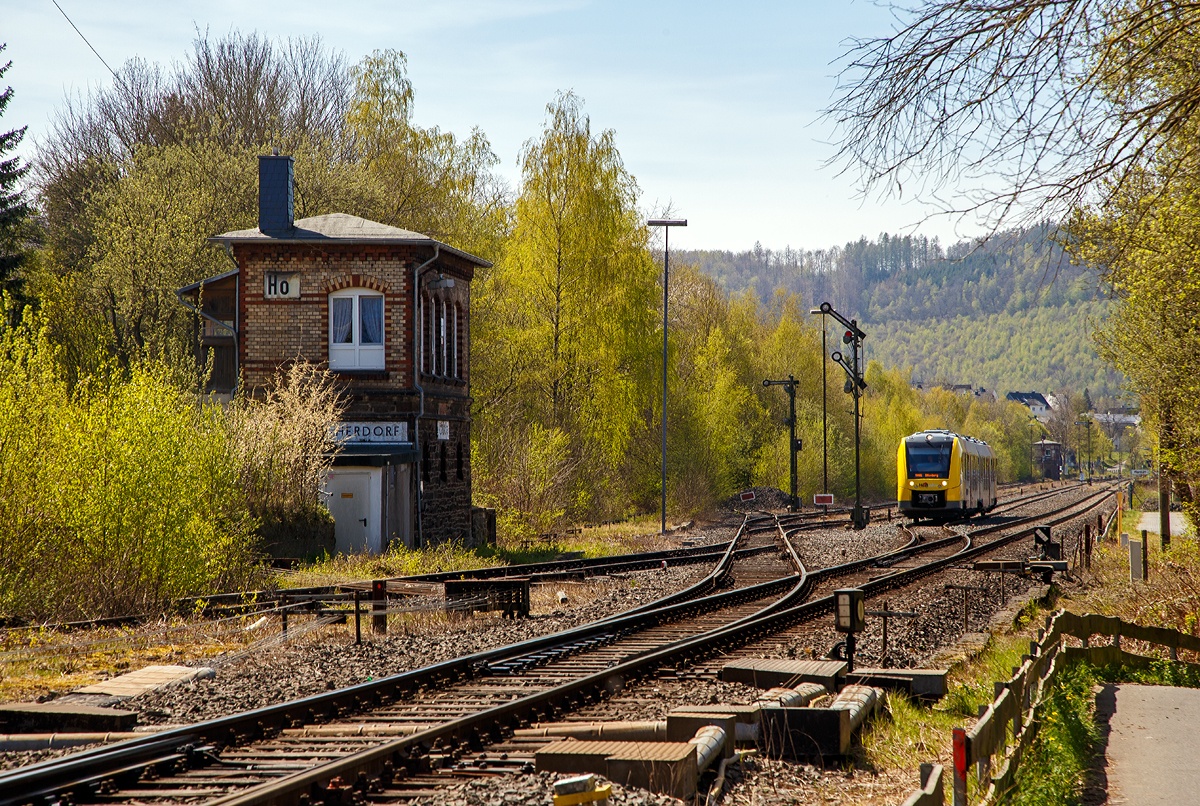 
Der VT 504 (95 80 1648 104-5 D-HEB / 95 80 1648 604-4 D-HEB), ein Alstom Coradia LINT 41 der neuen Generation / neue Kopfform der HLB (Hessische Landesbahn GmbH), verlässt am 15.04.2020, als RB 96  Hellertalbahn  (Betzdorf - Herdorf - Neunkirchen - Haiger - Dillenburg), den Bahnhof Herdorf. Das Signal zeigt ihm Hp 2 (Langsamfahrt) an.

Links im Vordergrund das Weichenwärter-Stellwerk Ho (Herdorf Ost). Hinten rechts das Stellwerk Hf (Herdorf Fahrdienstleiter). Hinten rechts nicht im Bild ist der Bahnhof.