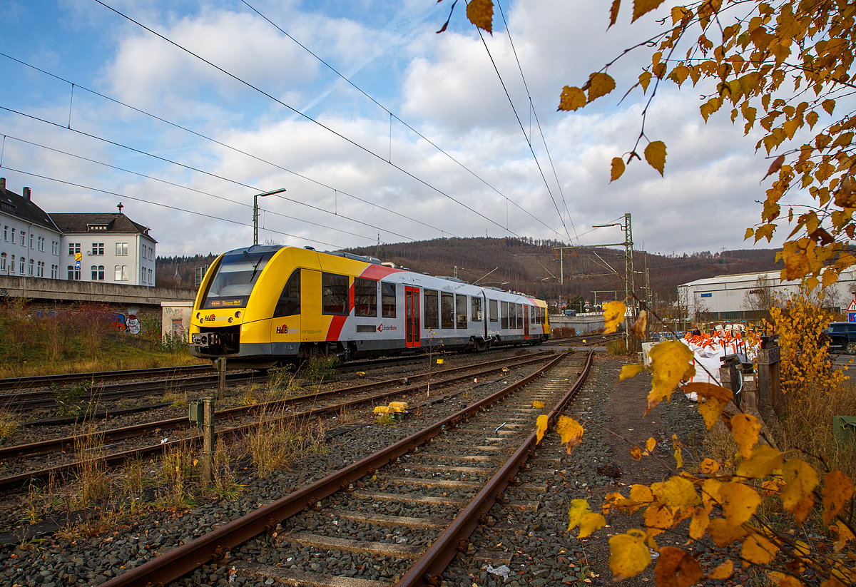 Der VT 504 (95 80 1648 104-5 D-HEB / 95 80 1648 604-4 D-HEB) ein Alstom Coradia LINT 41 der neuen Generation der HLB (Hessische Landesbahn GmbH) verlässt am 18.11.2021, als RB 90  Westerwald-Sieg-Bahn  (Altenkirchen - Au/Sieg - Betzdorf - Siegen), den Bf Niederschelden und fährt weiter in Richtung Siegen. Nächster Halt ist aber bereits kurzdrauf schon wieder Niederschelden Nord.