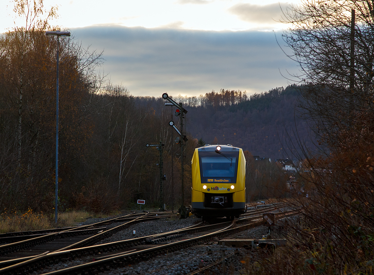 Der VT 504 (95 80 1648 104-5 D-HEB / 95 80 1648 604-4 D-HEB) ein Alstom Coradia LINT 41 der neuen Generation der HLB (Hessische Landesbahn GmbH) verlässt am 24.11.2021, als RB 96  Hellertalbahn“ (Betzdorf – Herdorf – Neunkirchen) in den Bahnhof Herdorf.

Einen lieben Gruß an den netten Triebfahrzeug zurück.
