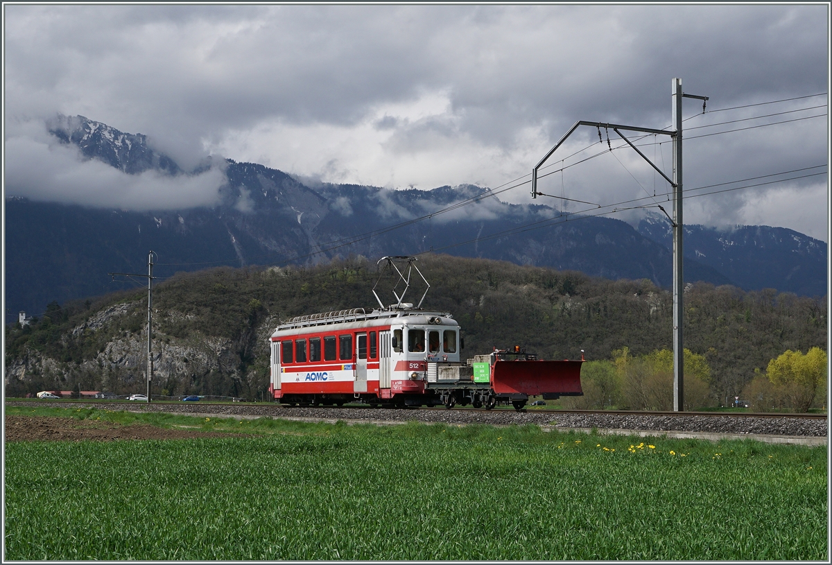 Der Winter ist vorbei! Der AOMC Xeh 4/4 512  Val d'Illiez  fährt mit dem X2 957 Richtung Aigle. Es dürfte eine der letzten Fahrten des Xeh 4/4 512 sein, denn schon ab dem 25. April 2016 wird die AOMC für einen freizügigeren Fahrzeugaustauch den übrigen TPC Strecken (AL/ASD) angeglichen, wobei nur die Beh 4/8 591 und 592 für das andere Stromsystem und Zahnstange umgerüstet werden. 

Bei Villy, den 7. April 2016