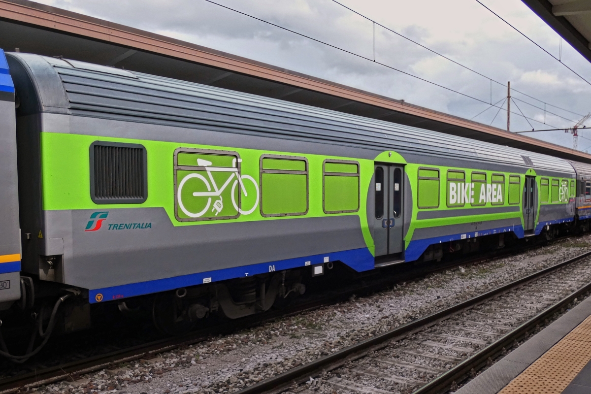 Der zum Fahrradwagen umgebaute Personenwagen, hngt bei den Zgen die ich gesehen habe ist direkt hinter der Lok positioniert, so wie hier in Triest. 05.05.2025