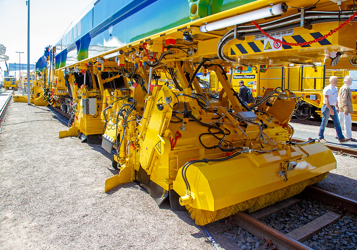 
Detailbild der Kehranlage von der Plasser & Theurer Schotterbewirtschaftungsmaschine BDS 2000-4 (Schotterverteil- und Planiermaschine), präsentiert auf der iaf 2017 in Münster am 01.06.2017. Hier sieht man gut die Komponenten und den Aufbau. 