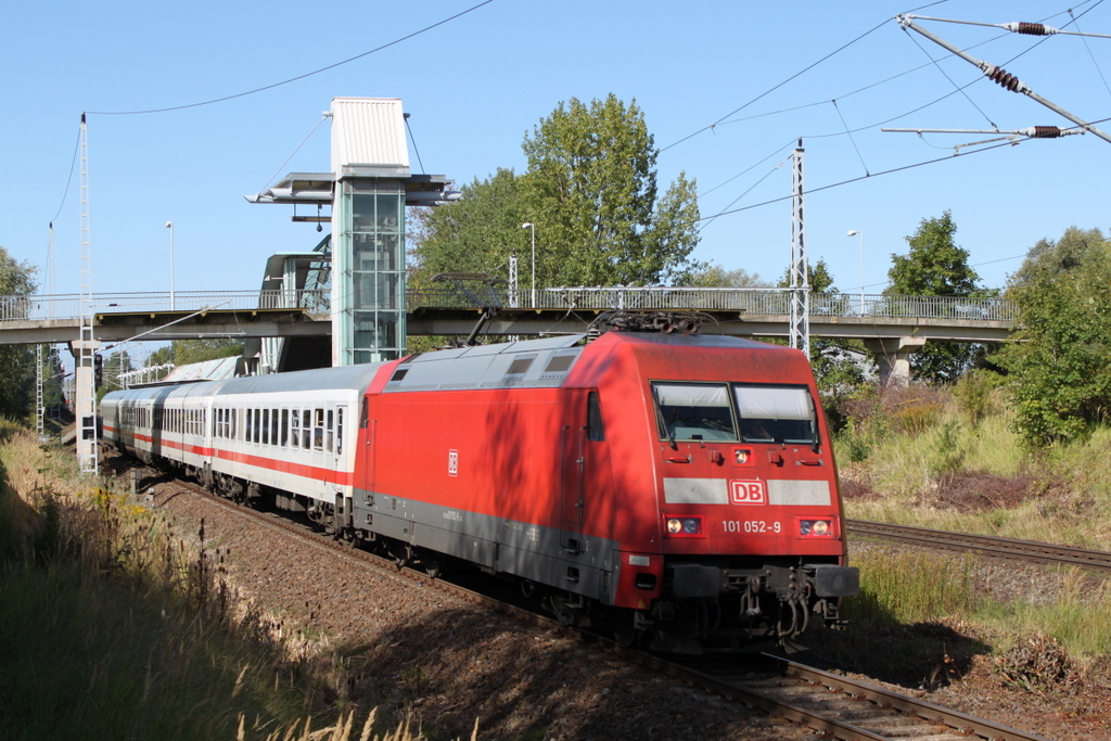 Deutsche Bahn muss sparen:101 052-9 mit dem 4xWagen IC 2239 von Warnem�nde nach Leipzig Messe bei der Duchfahrt im Haltepunkt Rostock-Marienehe.25.09.2015