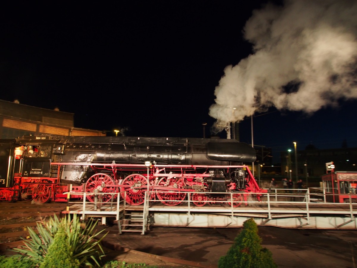 Die 01 0509-8 fährt bei der Nacht-Fotoparade von der Drehscheibe im Bw Dresden Altstadt beim 7. Dresdner Dampfloktreffen am 17.04.2015.