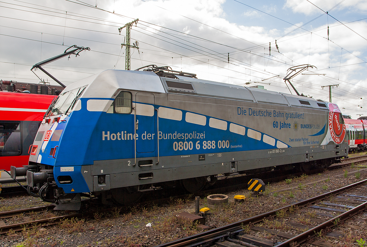 Die 101 060-2 (91 80 6101 060-2 D-DB) der DB Fernverkehr AG am 14.06.2013 im Hbf Koblenz. Damals noch mit Werbung „60 Jahre Bundespolizei“ . Wobei die Bundespolizei bis 2005 noch Bundesgrenzschutz (BGS) hieß.

Die Lok wurde 1996 bei ABB Daimler-Benz Transportation GmbH (ADTRanz) in Kassel unter der Fabriknummer 33170 gebaut.