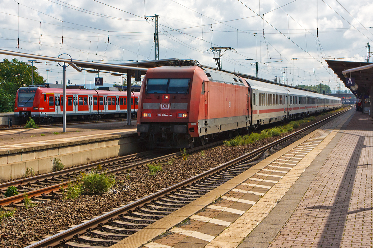 Die 101 064-4 (91 80 6101 064-4 D-DB) der DB Fernverkehr AG am 27.08.2014 mit einem IC im Hbf Hanau.

Die Lok wurde 1996 ABB Daimler Benz Transportation (ADtranz) in Kassel unter der Fabriknummer 33174 gebaut.
