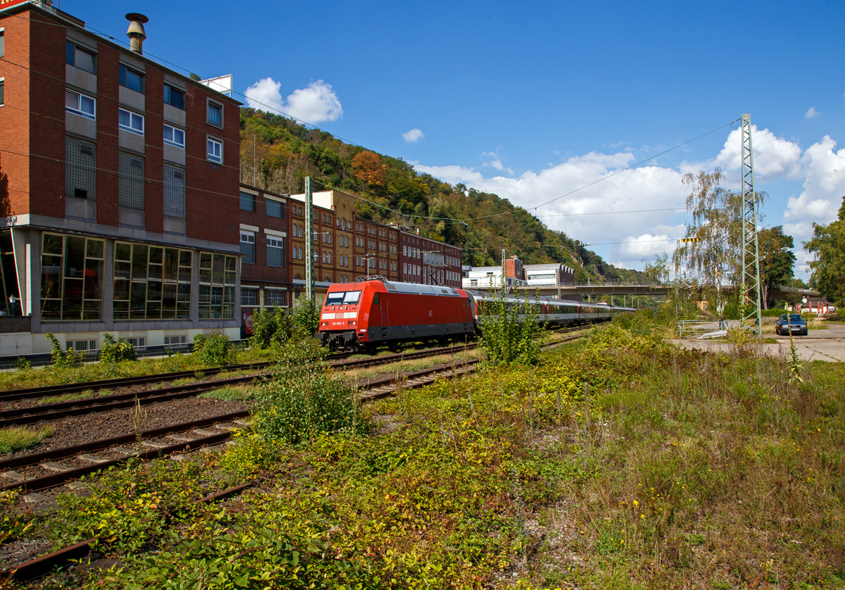 Die 101 092-5 (91 80 6101 092-5 D-DB) der DB Fernverkehr AG hat am 02.09.2020 mit einem EC (mit SBB-Wagen) den Hauptbahnhof Koblenz verlassen und fhrt nun durch Koblenz-Oberwerth, in sdlicher Richtung. Im Hintergrund die Koblenzer Brauerei (frher Knigsbacher Brauerei).