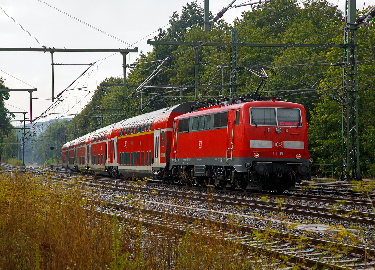 
Die 111 118 (91 80 6111 118-6 D-DB) schiebt den RE 9 am 17.08.2020 von Au (Sieg) weiter in Richtung Köln.