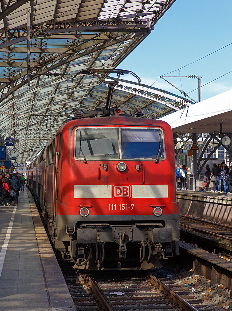 
Die 111 151-7 der DB Regio schiebt den RE 7   Rhein-Mnsterland-Express  (Rheine - Mnster - Hagen - Wuppertal - Kln -  Krefeld) am 08.03.2015 in den Hbf Kln (Gleis 9). 

Die Lok wurde 1981 von Krauss-Maffei in Mnchen unter der Fabriknummer 19863 gebaut. Sie hat die aktuelle NVR-Nummer 91 80 6111 151-7 D-DB und EBA-Nummer EBA 01G02A 151.