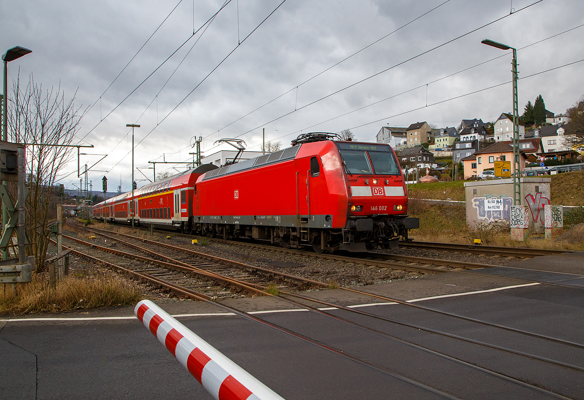 Die 146 002-1 (91 80 6146 002-1 D-DB) der DB Regio NRW fährt, nach einem kurzen Hp0 in Niederschelden (da Schranke noch offen), mit dem RE 9 (rsx - Rhein-Sieg-Express) Aachen - Köln - Siegen, nun weiter in Richtung Siegen.
Nochmals einen lieben Gruß an den netten Lokführer zurück, der mich zuvor mit Handzeichen grüßte.
