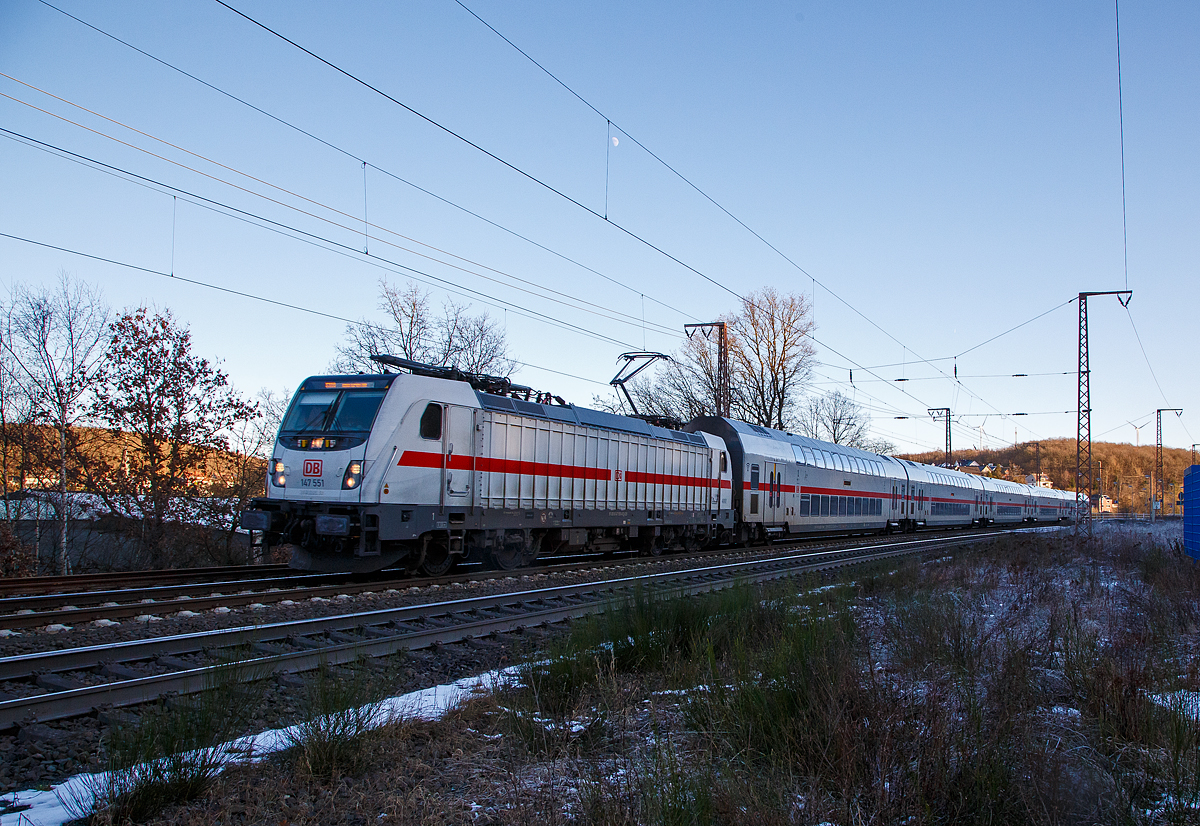 Die 147 551-6 (91 80 6147 551-6 D-DB – IC 4892) der DB Fernverkehr AG fhrt am 11.01.2022, mit dem IC 2228 (Frankfurt(Main)Hbf - Siegen Hbf - Hamm(Westf)Hbf), durch Rudersdorf in Richtung Siegen. Zwischen Dillenburg und Iserlohn-Letmathe wird der Zug auch als RE 34 gefhrt und hat die Freigabe fr alle Nahverkehr Tickets auf diesem Streckenabschnitt.

Nochmals einen lieben Gru an den netten Lokfhrer zurc