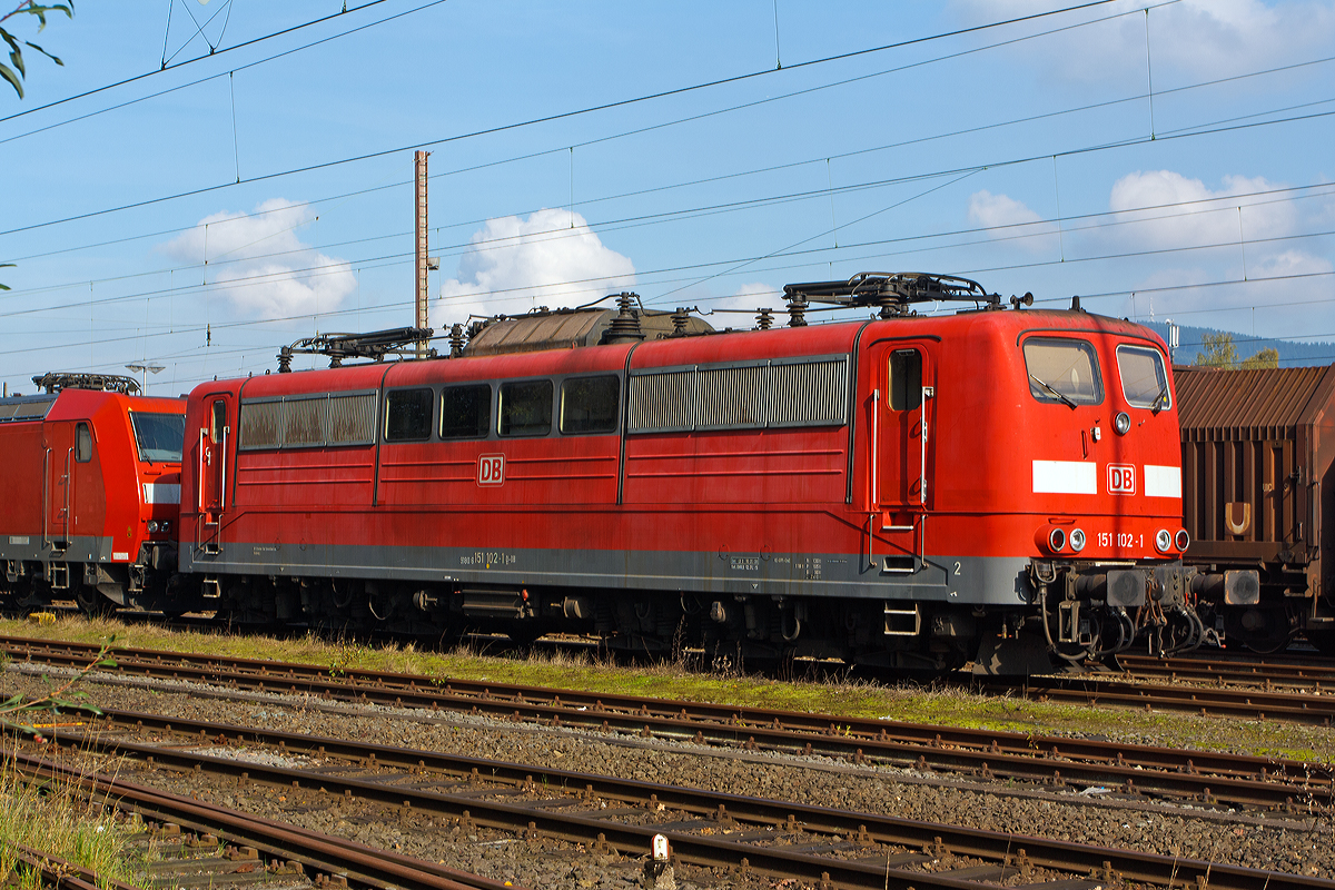 
Die 151 102-1  (91 80 6151 102-1 D-DB) der DB Schenker Rail Deutschland AG abgestellt am 02.10.2014 in Kreuztal. 

Die Lok wurde 1976 bei Krupp unter der Fabriknummer 5352 gebaut. 

Technische Daten: 
Achsfolge: Co’ Co’ 
Lnge ber Puffer: 19.490 mm 
Dienstgewicht: 118 t 
Achslast: 19,7 t 
Dauerleistung: 5.982 kW (8.133 PS) 
Anfahrzugkraft: 395 kN 
Hchstgeschwindigkeit: 120 km/h 
3000 t Zge kann sie bei 3 ‰ Steigung noch mit einer Dauergeschwindigkeit 75 km/h ziehen, bei 2000 t Zgen sind es 100 km/h.