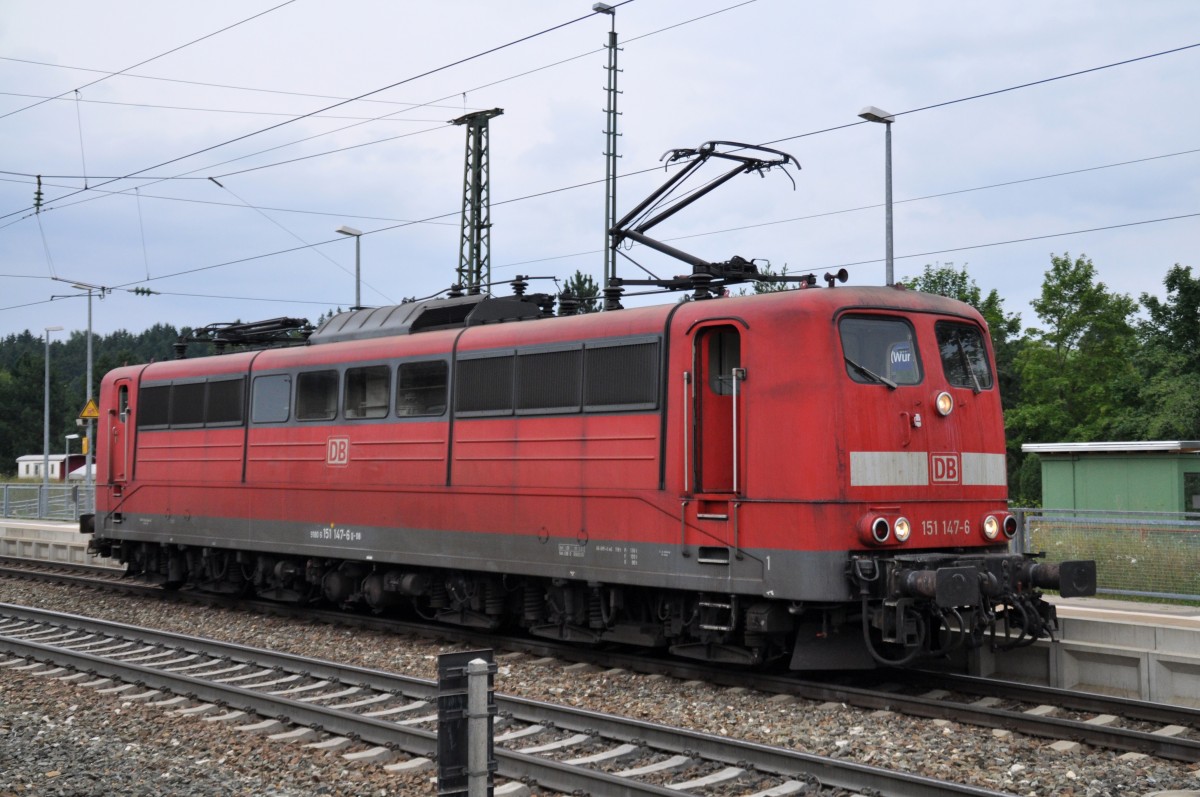 Die 151 147-6 steht am Bahnsteig in Amstetten f�r die Abschleppung eines ICE bereit, der Probleme gemeldet hatte, am 08.08.2009. Ich hatte mich gewundert, dass die 151 allein in Falschfahrt (linkes Gleis) �ber die Geislinger Steige kam.