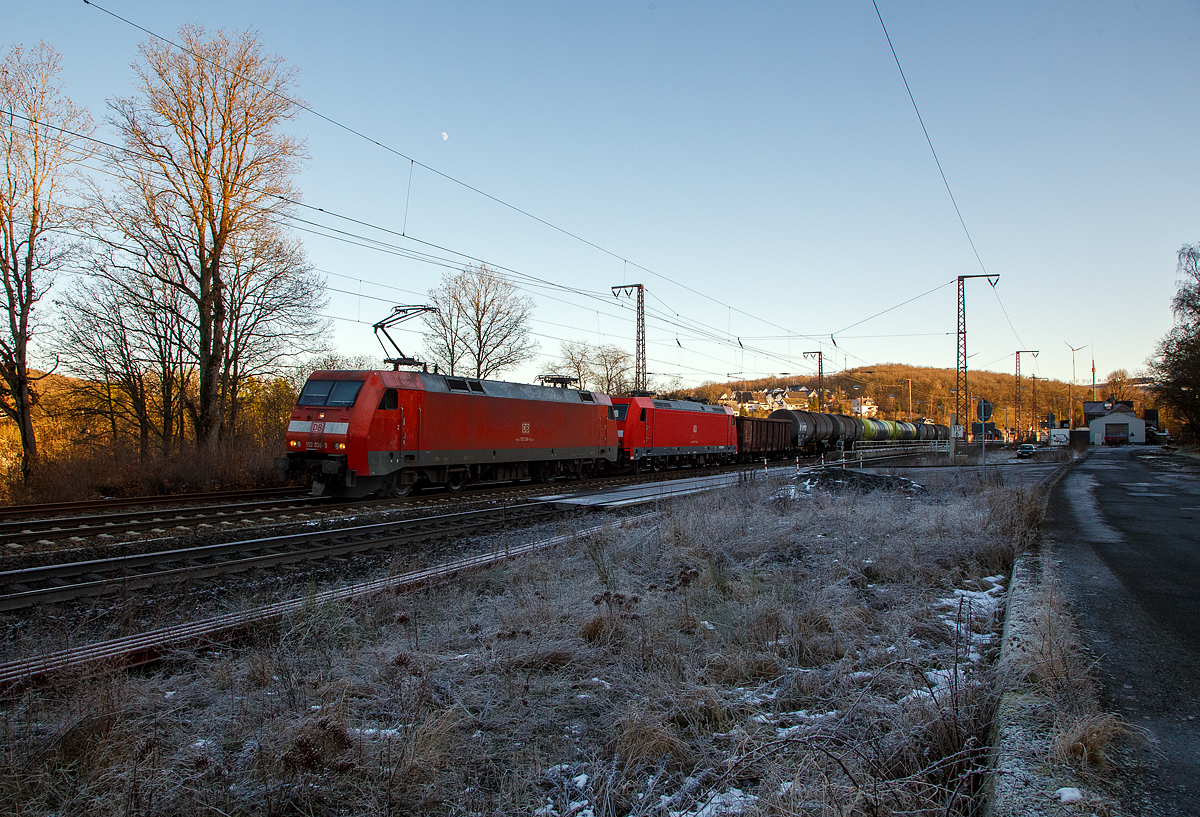 Die 152 036-0 (91 80 6152 036-0 D-DB) der DB Cargo AG zieht eine kalte 185.2er und einen gemischten Güterzug am 11.01.2022 durch Rudersdorf (Kr. Siegen) über die Dillstrecke (KBS 445) in nördlicher Richtung.