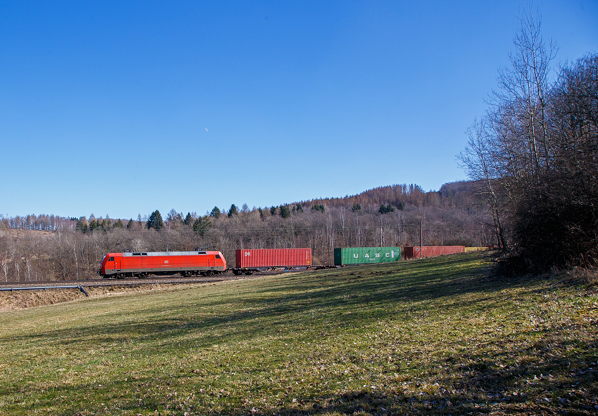 Die 152 063-4 (91 80 6152 063-4 D-DB) der DB Cargo Deutschland AG fährt am 10.03.2022 mit einem Containerzug bei Rudersdorf (Kr. Siegen) über die Dillstrecke (KBS 445) in Richtung Siegen.