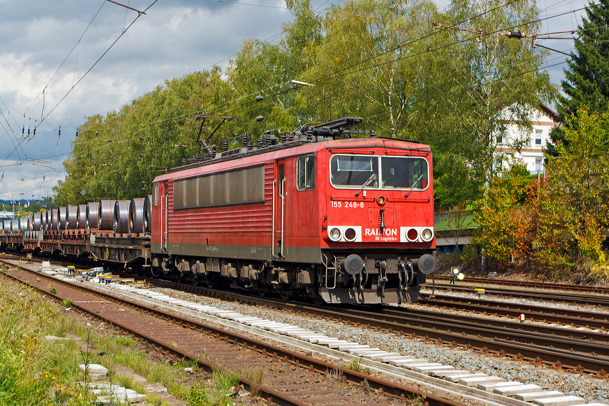 
Die 155 248-8 (91 80 6155 248-8 D-DB) der DB Schenker Rail Deutschland AG, ex DR 250 248-2, erreicht am 28.08.2014 mit einem gem. Güterzug Kreuztal. 

Gebaut wurde die Lok 1984 von LEW (VEB Lokomotivbau Elektrotechnische Werke „Hans Beimler“, Hennigsdorf) unter der Fabriknummer 17907.