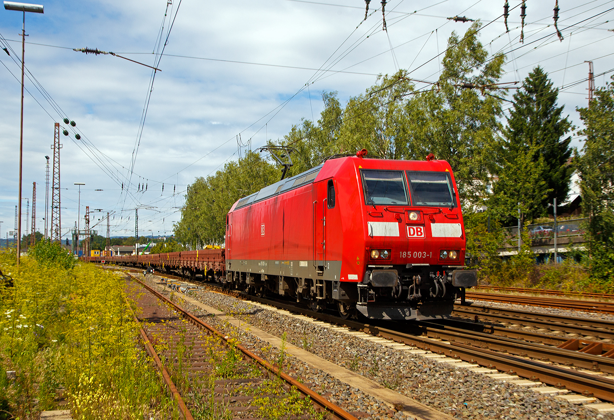 
Die 185 003-1 (91 80 6185 003-1 D-DB) der DB Cargo AG fährt am 24.07.2020, mit einem leeren Ganzzug (Drehgestell-Flachwagen mit Seitenborden der Gattung Res-x  679) durch Kreuztal in Richtung Siegen.