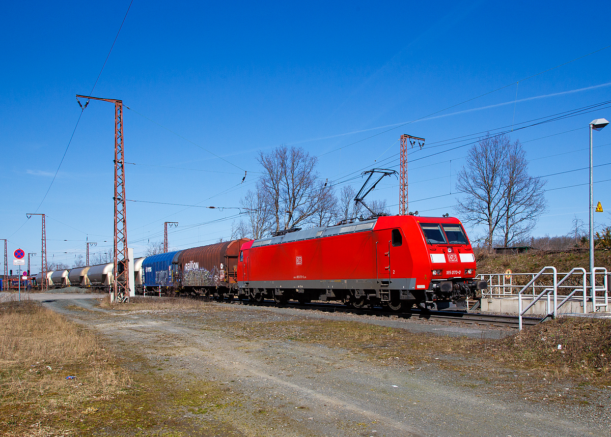 Die 185 070-0 (91 80 6185 070-0 D-DB) der DB Cargo AG fährt am 30.03.2021 mit einem gemischten Güterzug auf der Dillstrecke (KBS 445) durch Rudersdorf (Kr. Siegen) in Richtung Süden.

Die TRAXX F140 AC1 wurde 2002 von Bombardier Transportation GmbH in Kassel unter der Fabriknummer 33485 gebaut.
