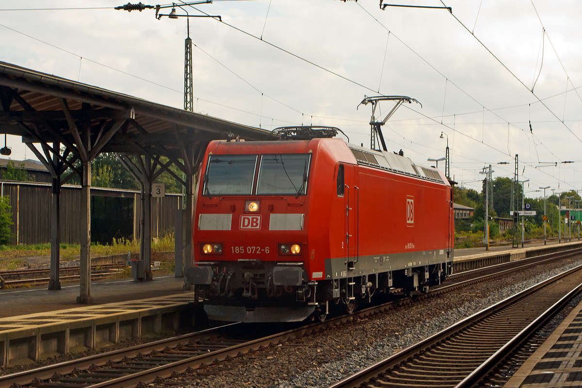 
Die 185 072-6 der  DB Schenker Rail Deutschland AG rauscht als Lz (solo) am 29.08.2014 durch den Bahnhof Bonn-Beuel in Richtung Norden.  

Die TRAXX F140 AC1 wurde 2002 von Bombardier in Kassel unter der Fabriknummer 33487 gebaut und an die damalige DB Cargo AG geliefert.