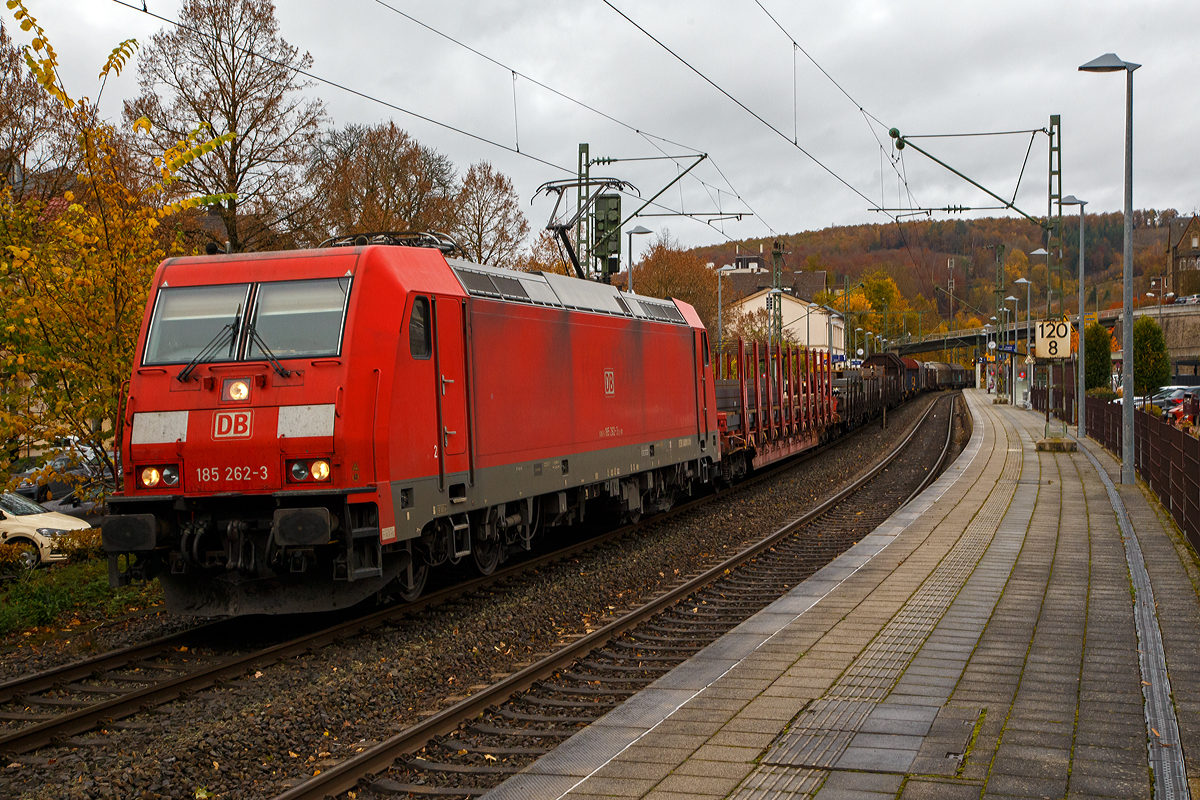 Die 185 262-3 (91 80 6185 262-3 D-DB) der DB Cargo AG fhrt am 01.11.2021 mit einem gemischten Gterzug durch den Bahnhof Kirchen (Sieg) in Richtung Kln.

Die TRAXX F140 AC2 wurde 2006 von Bombardier in Kassel unter der Fabriknummer 34112 gebaut. 

Auch in Altena im Sauerland gab es im Sommer 2021 eine Flutkatastrophe, dabei wurden auch die Bahngleise untersplt. Die Ruhr-Sieg-Strecke, die Bahnstrecke Kreuztal – Hagen,  ist daher  immer noch unterbrochen, so mssen auch die Gterzge von Kreuztal nach Hagen einen groen Umweg fahren.